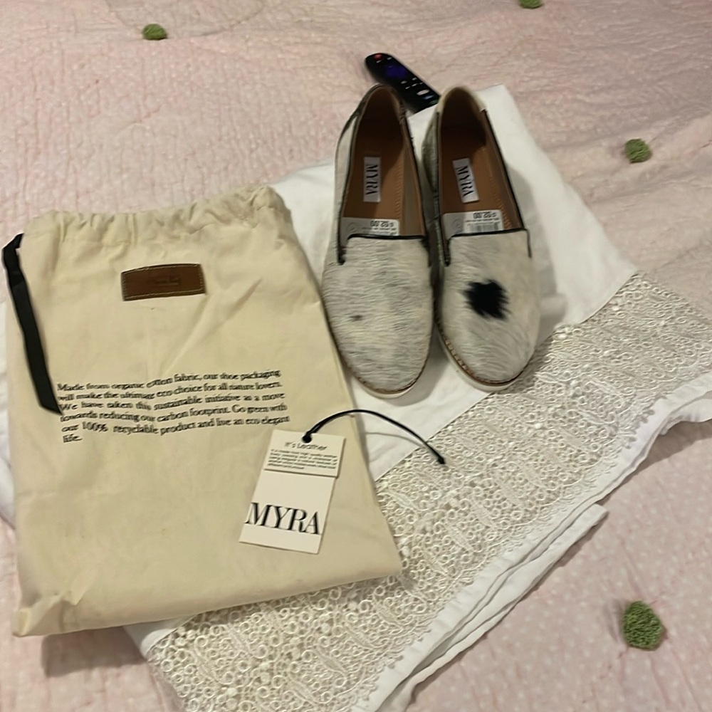 MYRA LEATHER slip-on shoes - unique cow pattern, white SZ 7 -NEW - with bag
